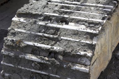 Kaba desenli yüzeyi olan beton bloğun kapatılması