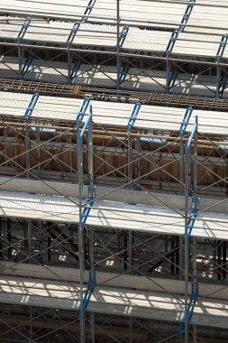İnşaat alanı malzemeleri ve ekipmanlarını destekleyen yapı iskelesi