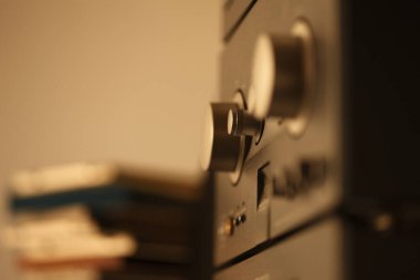 Modern ses mikserinin yakın çekim görüntüsü, stereo ekipman       