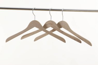 Metal bir direkte üç ahşap askı izole edilmiş.