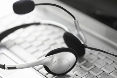 Kulaklıklar bilgisayar klavyesinde, kapat