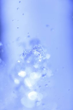 Su havaya düşer, arka plan bulanıklaşır. Soyut arkaplan 