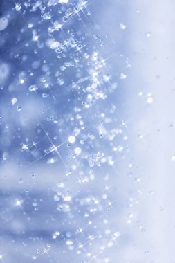 Su havaya düşer, arka plan bulanıklaşır. Soyut arkaplan 