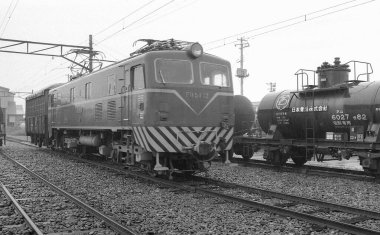 Tren raylarından geçen eski trenin görüntüsü