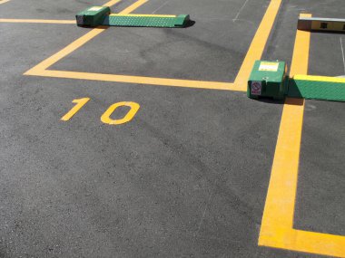 Boş otopark numaralandırılmış alanlar ve yeşil bloklar gösteriyor