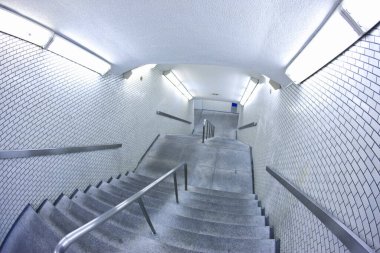 Metrodaki boş merdivenler. en üstteki görünüm