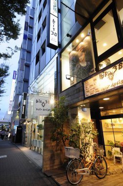 Japon şehrinde dükkan olan caddenin akşam manzarası