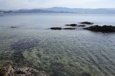 Güzel kayalık deniz manzarası