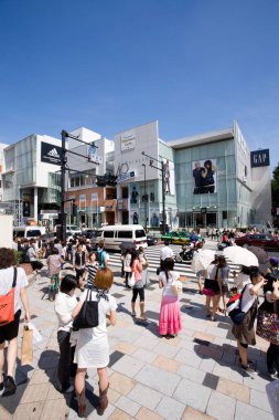 Alışveriş merkezleri ve kalabalık bir şehir merkezi. Japonya 
