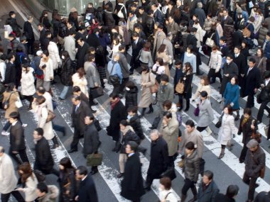 Japonya 'da yaya geçidinde karşıdan karşıya geçen insanlar.