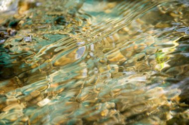 Dağlardaki bir nehre yaklaş.