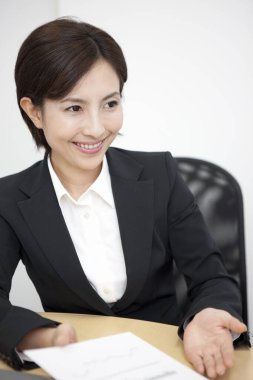 ofiste çalışan genç Asyalı kadın