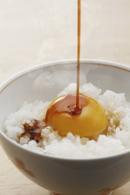 Lezzetli Japon pilavı ve kase içinde yumurta, yakın görüş.