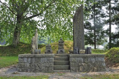 Japon köyündeki eski mezarlığın gündüz görüşü