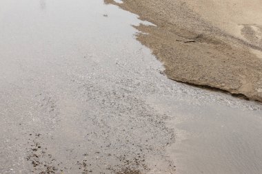 Sahilde su ve ıslak kum. Doğa arkaplanı