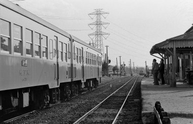 Japonya 'daki eski tren, sepya fotoğrafı.