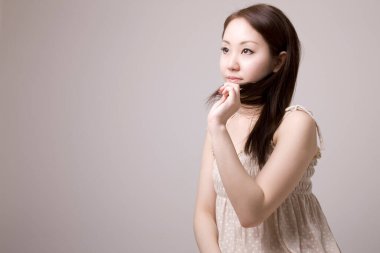 Güzel bir Japon genç kadının stüdyo portresi.