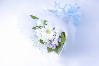 Beyaz arka planda izole edilmiş güzel beyaz düğün çiçekleri.