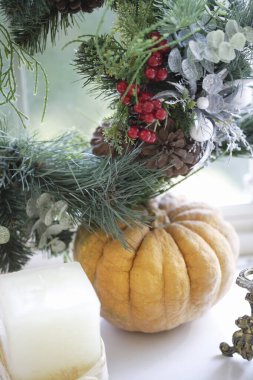 Noel süslemeleri, köknar dalları ve ahşap arka planda mumlar olan kompozisyon 