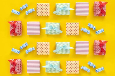 arka plan üzerinde renkli hediye kutuları