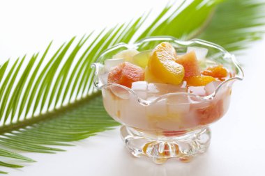 Meyve salatası kasede. Arka planı kapat. 