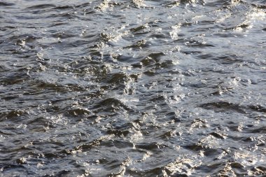 Suyun dokusu ve göldeki dalgalar.