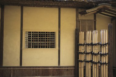 Ahşap bir duvarda eski paslı bir levha