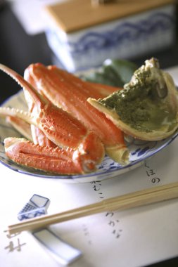 Tabakta kaynamış yengeç çubuklarını kapatın.