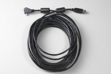 beyazda izole edilmiş bilgisayar için siyah kablo