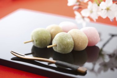 İştah açıcı ve yumuşak yuvarlak tatlılar. Japon Mochi. 