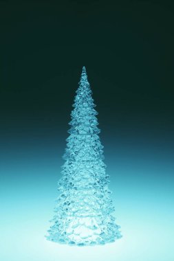 Yeşil arka planda şenlikli Noel ağacı         