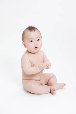 Asyalı erkek bebek beyazda izole edilmiş.