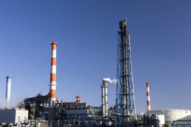 Mavi gökyüzü arkaplanındaki sanayi fabrikası