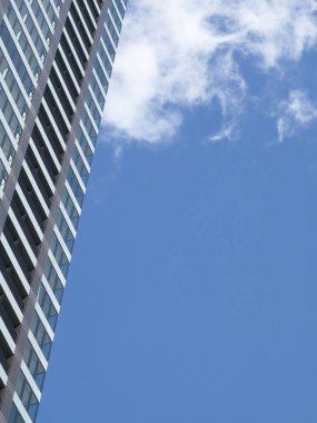 düşük açı görünümü veya modern bina ve mavi gökyüzü arka planına sahip şehir     