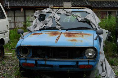 Şehirdeki eski paslı araba, yaklaş.