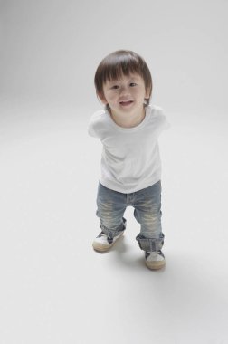 Stüdyodaki Asyalı çocuğun portresi.