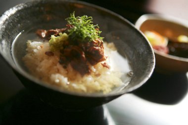 Otlarla süslenmiş buharlı oktav kasesi.