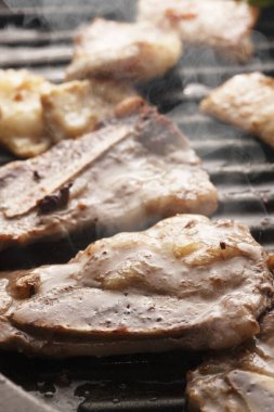 Izgarada et parçaları, lezzetli barbekü.