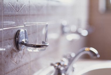 yakın - banyo lavabosu, cam ve musluk.