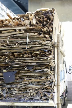 Depo alanına istiflenmiş tahta ve kütükler