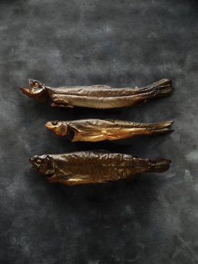 tütsülenmiş balık siyah sayfada