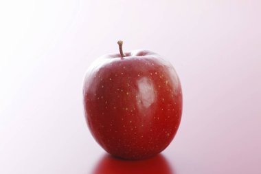 Beyaz arka planda taze kırmızı elma