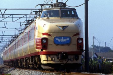 Tren gündüz vakti demiryolu ile hareket ediyor. 