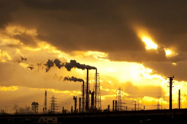 Industriële Fabriek Met Pijpen Tegen Zonsondergang Hemel — Stockfoto