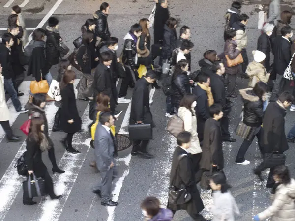 Japonya 'da yaya geçidinde karşıdan karşıya geçen insanlar.