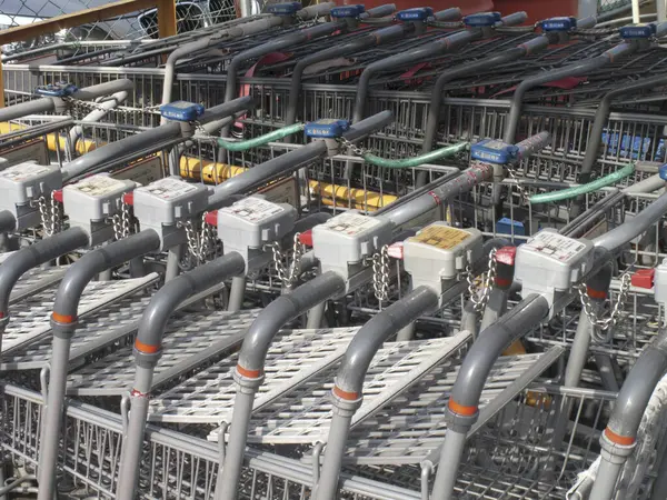 Süpermarkette Bir Sürü Boş Alışveriş Arabası — Stok fotoğraf