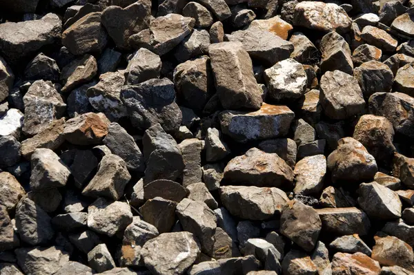 一堆黑色和灰色砾石 石头背景 — 图库照片