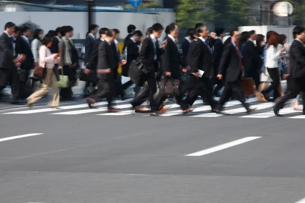 Толпа Гуляющих Центральной Улице Токио Япония — стоковое фото