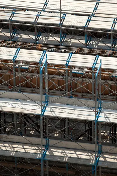 İnşaat alanı malzemeleri ve ekipmanlarını destekleyen yapı iskelesi