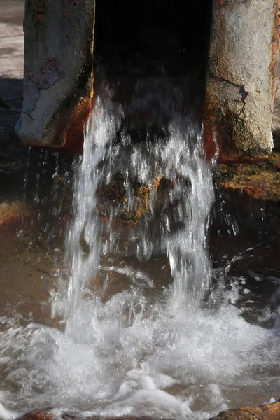 Water Dat Uit Pijp Stroomt — Stockfoto